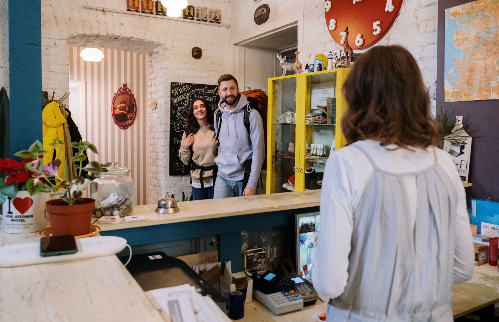 2 guests approach the front desk to check in, a process made easier with a data platform